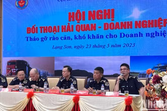 Lãnh đạo Cục Hải quan Lạng Sơn và đại diện các Chi cục hải quan tại các cửa khẩu trên địa bàn đối thoại với doanh nghiệp.