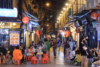 Phố Tạ Hiện - một điểm ăn và chơi về đêm, thu hút đông du khách của Hà Nội. (Ảnh: Thành Đạt) 