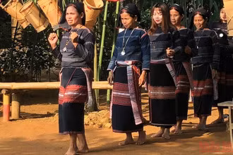 Đồng bào dân tộc trình diễn dân vũ tại Làng Văn hóa - Du lịch các dân tộc Việt Nam.