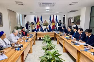 Đồng chí Phan Đình Trạc hội kiến với Chủ tịch Quốc hội Nicaragua Gustavo Porras Cortés. (Ảnh: TTXVN)