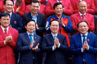 Chủ tịch nước Võ Văn Thưởng chụp ảnh cùng các vận động viên, huấn luyện viên tiêu biểu của Đoàn thể thao Việt Nam tại SEA Games 32. (Ảnh: Hồng Quân)