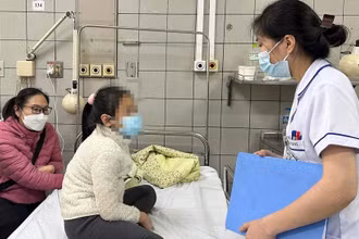 Học sinh Trường Tiểu học Kim Giang được chăm sóc tại Bệnh viện Bạch Mai. (Ảnh: hanoimoi.com.vn)