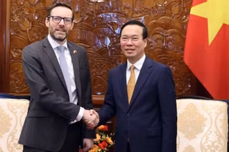 Chủ tịch nước Võ Văn Thưởng tiếp Đại sứ Vương quốc Liên hiệp Anh và Bắc Ireland tại Việt Nam Iain Frew. (Ảnh: TTXVN)