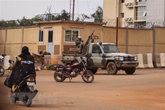 Binh sĩ Burkina Faso được triển khai trên đường phố thủ đô Ouagadougou khi lệnh giới nghiêm được ban bố, ngày 30/9/2022. (Ảnh: AFP/TTXVN)