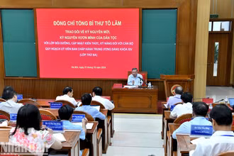 Giáo sư, Tiến sĩ Tô Lâm, Tổng Bí thư Ban Chấp hành Trung ương Đảng Cộng sản Việt Nam trao đổi chuyên đề về kỷ nguyên mới, kỷ nguyên vươn mình của dân tộc với các học viên Lớp bồi dưỡng, cập nhật kiến thức, kỹ năng đối với cán bộ quy hoạch Ủy viên Ban Chấp hành Trung ương Đảng khóa XIV (lớp 3).