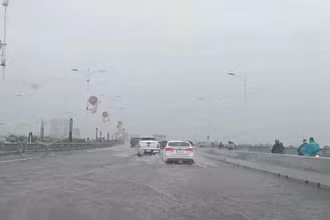 Một số đoạn trên cầu Vĩnh Tuy 2 bị ngập nước sau cơn mưa lớn.
