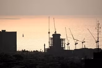 Quang cảnh một công trường xây dựng ở Tel Aviv, Israel, ngày 27/2/2024. (Ảnh: Reuters)
