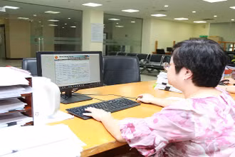 Cán bộ nhân viên Kho bạc Nhà nước làm việc với tinh thần hết việc chứ không hết giờ.