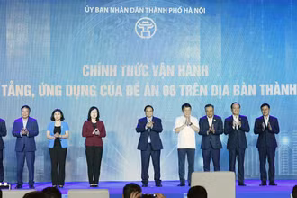 Thủ tướng Phạm Minh Chính cùng các đồng chí lãnh đạo bộ, ngành, thành phố Hà Nội thực hiện nghi thức kích hoạt vận hành một số nền tảng, ứng dụng của Đề án 06 trên địa bàn thành phố Hà Nội.
