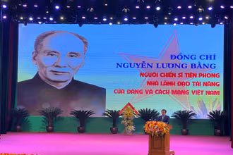 Đồng chí Trần Đức Thắng, Ủy viên Trung ương Đảng, Bí thư Tỉnh ủy Hải Dương đọc diễn văn kỷ niệm. (Ảnh: dangcongsan.vn)