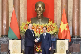 Chủ tịch nước Võ Văn Thưởng và Thủ tướng Cộng hòa Belarus Roman Golovchenko tại buổi tiếp.