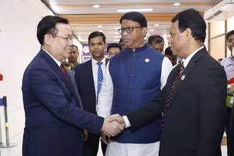 Lễ đón Chủ tịch Quốc hội Vương Đình Huệ tại Sân bay Quốc tế Hazart Shahjalal, thủ đô Dhaka. (Ảnh: TTXVN)