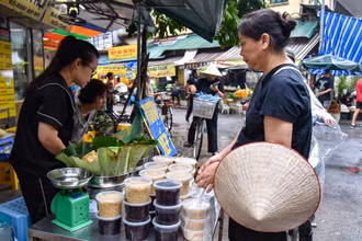 [Ảnh] Người dân Hà Nội tất bật mua sắm trong ngày Tết Đoan Ngọ 2024