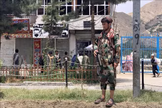Một thành viên Taliban gác gần hiện trường vụ đánh bom ở tỉnh Badakhshan, miền Bắc Afghanistan. Ảnh minh họa: AFP/TTXVN