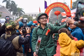 [Ảnh] Xúc động khoảnh khắc ngày tân binh lên đường nhập ngũ