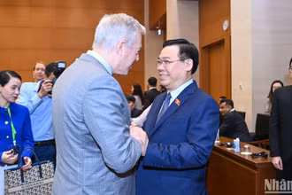 Chủ tịch Quốc hội Vương Đình Huệ vui mừng chào đón Chủ tịch kiêm Tổng Giám đốc USABC Ted Osius.
