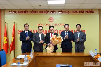 Đại diện lãnh đạo Bộ Công thương và đồng chí Lê Quốc Minh, Ủy viên Trung ương Đảng, Tổng Biên tập Báo Nhân Dân, Phó Trưởng Ban Tuyên giáo Trung ương, Chủ tịch Hội Nhà báo Việt Nam chúc mừng tân Tổng Biên tập Nguyễn Văn Minh.