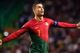 Cầu thủ Cristiano Ronaldo - khi tuổi tác đối với anh chỉ là những con số và sẵn sàng cống hiến tất cả sức lực của mình vì màu cờ sắc áo. (Ảnh: ESPN)