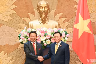 Chủ tịch Quốc hội Vương Đình Huệ và Ngài Masayuki Hyodo, Phó Chủ tịch Hội đồng thành viên Keidanren, Chủ tịch kiêm Tổng Giám đốc điều hành Tập đoàn Sumitomo, Chủ tịch Ủy ban Kinh tế Nhật-Việt.