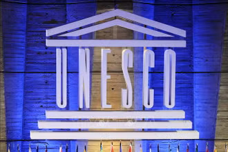 Biểu tượng của Tổ chức Giáo dục, Khoa học và Văn hóa Liên Hợp Quốc (UNESCO) tại trụ sở ở Paris, Pháp. Ảnh: AFP/TTXVN