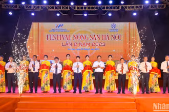 Các đại biểu cắt băng khai mạc Festival nông sản Hà Nội lần 2 năm 2023.