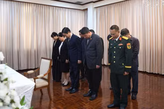 Đoàn đại biểu Đại sứ quán Việt Nam tại Thái Lan dành một phút mặc niệm tưởng nhớ nguyên Chủ tịch Đảng, nguyên Chủ tịch nước, nguyên Thủ tướng nước Cộng hòa Dân chủ Nhân dân Lào Khamtay Siphandone.