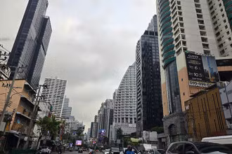 Nhà cao tầng tại Thái Lan không bị ảnh hưởng nặng do động đất ngày 28/3. (Ảnh: Xuân Sơn).