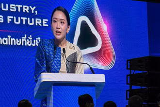 Thủ tướng Thái Lan phát biểu trong diễn đàn Phát triển công nghiệp Thái Lan hướng tới tương lai ngày 14/2, tại Bangkok. (Ảnh: Thanh Nhàn)