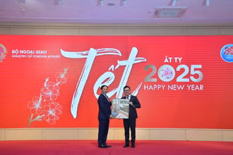 Đồng chí Lê Quốc Minh chúc mừng Bộ Ngoại giao về những thành tựu đã đạt được trong năm 2024.