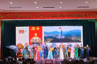 Chương trình văn nghệ chào mừng buổi gặp mặt.