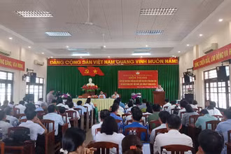 Quang cảnh buổi tiếp xúc cử tri tại huyện Hoài Ân, tỉnh Bình Định.