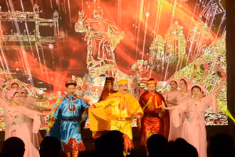 Biểu diễn văn nghệ chào mừng liên hoan.