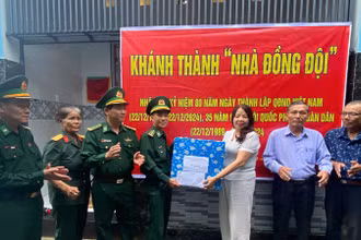 Đại diện lãnh đạo Bộ Chỉ huy Bộ đội Biên phòng tỉnh trao “Nhà đồng đội” cho gia đình đồng chí Nguyễn Kim Tuấn.