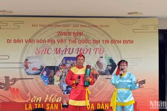Biểu diễn hát bài chòi tại triển lãm.