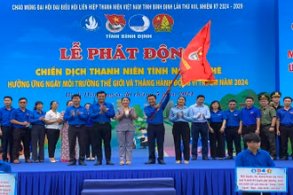 Bí thư Tỉnh đoàn Bình Định Nguyễn Thành Trung phất cờ phát động chiến dịch thanh niên tình nguyện hè 2024.