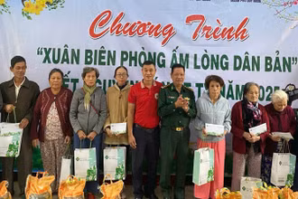 Trao quà cho các hộ gia đình có hoàn cảnh khó khăn trên địa bàn thành phố.