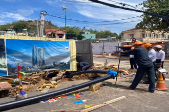 Mưa lớn gây sụt lún cả đoạn đường dài ở thành phố Quy Nhơn