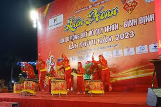 Tổng hội Lân-Sư-Rồng thành phố Quy Nhơn trình diễn tiết mục "Thập trống khai hội" mở màn lễ khai mạc.
