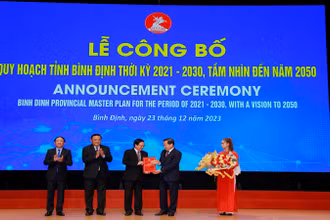 Phó Thủ tướng Chính phủ Lê Minh Khái trao Quyết định Quy hoạch tỉnh Bình Định thời kỳ 2021-2030, tầm nhìn năm 2050 cho các lãnh đạo tỉnh.