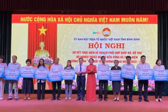 Trao kinh phí hỗ trợ xây dựng nhà đại đoàn kết năm 2024 cho các địa phương trong tỉnh.