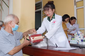 Dược sĩ Bộ đội Biên phòng tỉnh cấp phát thuốc miễn phí cho người dân.
