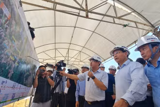 Bộ trưởng Giao thông vận tải kiểm tra hiện trường và nghe báo cáo về tình hình triển khai các dự án đường bộ cao tốc Bắc - Nam.