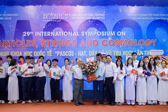 Giáo sư Trần Thanh Vân, Chủ tịch Hội Gặp gỡ Việt Nam và Giáo sư Atish Dabholkar, Giám đốc Trung tâm ICTP chụp ảnh cùng học sinh Quy Nhơn trong lễ kỷ niệm 60 năm thành lập Trung tâm ICTP.