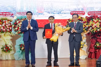 Phó Giáo sư, Tiến sĩ Đoàn Đức Tùng (giữa) được bổ nhiệm làm Hiệu trưởng Trường đại học Quy Nhơn. 