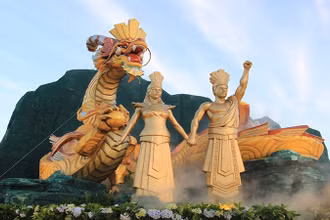 Linh vật rồng được trưng bày tại Quảng trường Nguyễn Tất Thành.