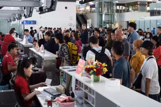 Hành khách làm thủ tục tại Cảng Hàng không quốc tế Nội Bài.