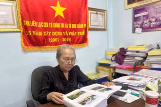 Bà Hoàng Thị Khánh, Trưởng ban Liên lạc toàn quốc chiến sĩ cách mạng Việt Nam từng bị địch bắt, tù đày. (Ảnh: MẠNH HẢO)