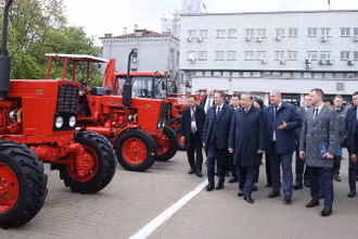 Tổng Bí thư Tô Lâm và Thủ tướng Belarus Aleksandr Turchin thăm Nhà máy Máy kéo Minsk. (Ảnh: Thống Nhất/TTXVN) 
