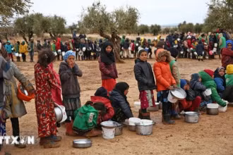 Trẻ em Syria chờ nhận thực phẩm cứu trợ tại một trại tị nạn ở gần Bab al-Salamah, khu vực biên giới giữa Syria và Thổ Nhĩ Kỳ. (Ảnh: THX/TTXVN)