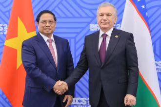 Thủ tướng Chính phủ Phạm Minh Chính và Tổng thống Uzbekistan Shavkat Mirziyoyev (Ảnh: Nhật Bắc/VGP).